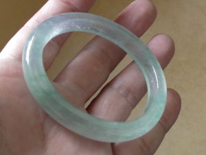氷翡翠卵型バングル