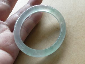氷翡翠卵型バングル