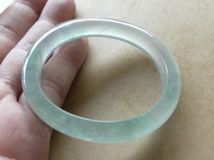 氷翡翠卵型バングル