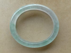 氷翡翠卵型バングル