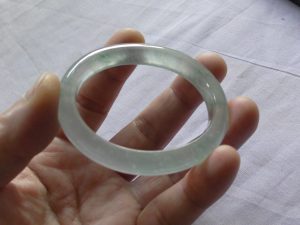 氷翡翠卵型バングル