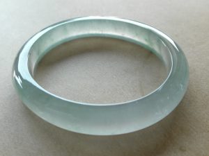 氷翡翠卵型バングル