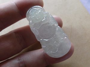 氷翡翠カービング　スタンディング　ホテイ