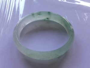 氷翡翠卵型バングル