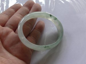 氷翡翠卵型バングル