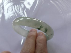 氷翡翠卵型バングル