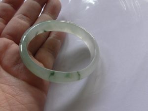 氷翡翠卵型バングル