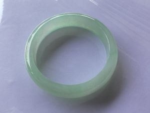 氷翡翠バングル　さりげなく守る