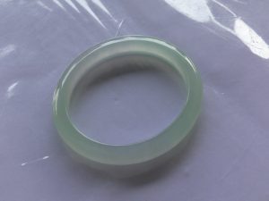 氷翡翠卵型バングル　小さな光