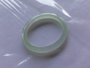 氷翡翠卵型バングル