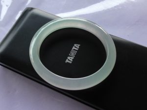 氷翡翠卵型バングル