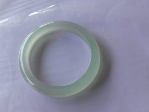 氷翡翠卵型バングル