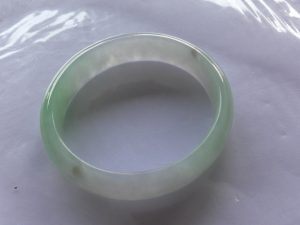 氷翡翠卵型バングル