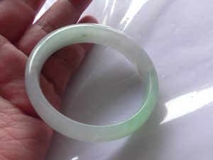 氷翡翠卵型バングル
