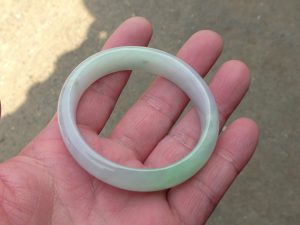 氷翡翠卵型バングル