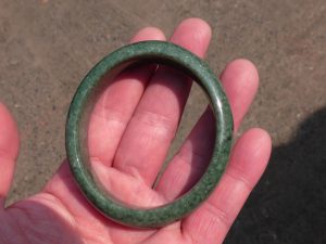 本翡翠卵型バングル