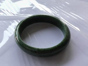 本翡翠卵型バングル