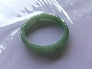 本翡翠卵型バングル
