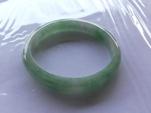 本翡翠卵型バングル