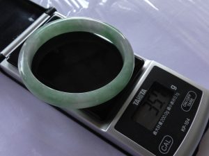 本翡翠卵型バングル