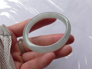 氷翡翠卵型バングル