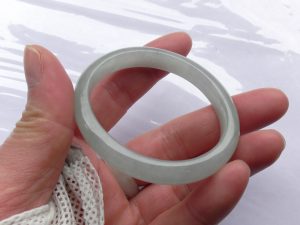 氷翡翠卵型バングル