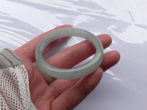氷翡翠卵型バングル