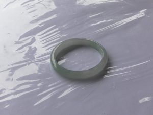 氷翡翠卵型バングル