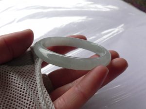 氷翡翠卵型バングル