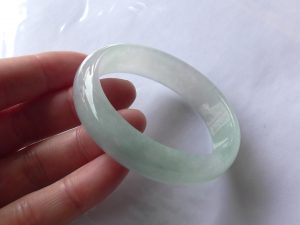 氷翡翠卵型バングル