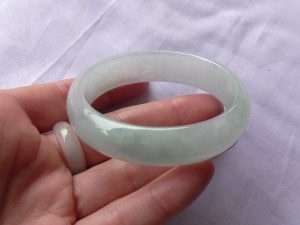 氷翡翠卵型バングル