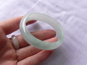 氷翡翠卵型バングル