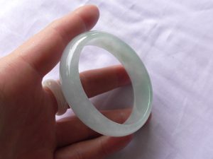氷翡翠卵型バングル
