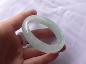 氷翡翠卵型バングル