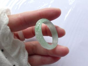 氷翡翠彫刻ペンダント