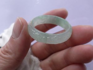 氷翡翠彫刻ペンダント