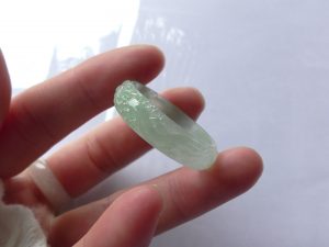 氷翡翠彫刻ペンダント