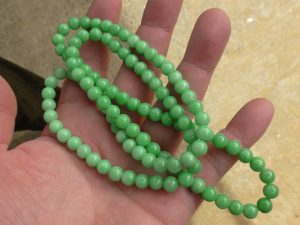 翡翠ビーズネックレス
