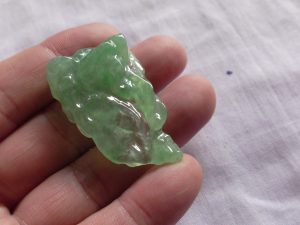 氷翡翠原石ペンダント