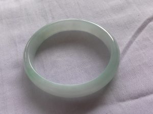 氷翡翠卵型バングル