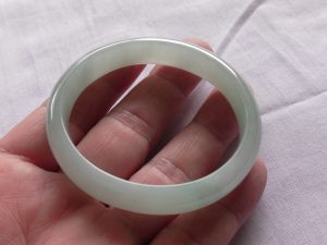 氷翡翠卵型バングル