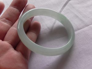 氷翡翠卵型バングル