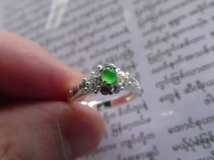 蛍光翡翠ルース