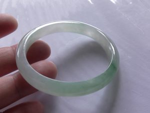 氷翡翠卵型バングル