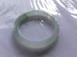 氷翡翠卵型バングル