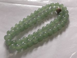 氷翡翠ビーズネックレス