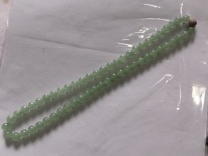 氷翡翠ビーズネックレス