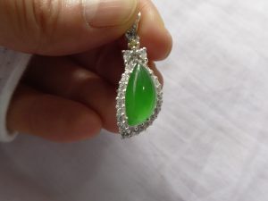 蛍光翡翠ペンダント