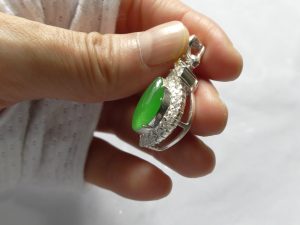 蛍光翡翠ペンダント