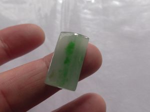氷翡翠原石ペンダント
